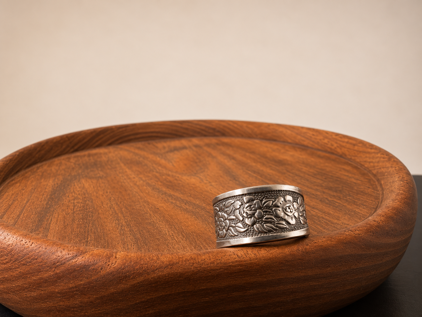Leaf & Vine Engraved Band